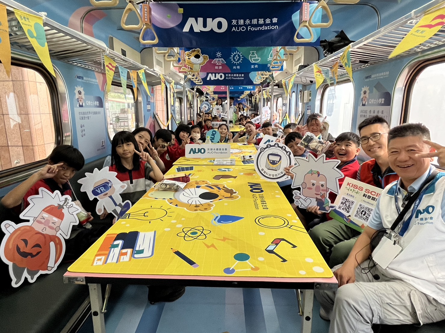 jiuyou.com永續基金會參與「臺灣科普環島列車」，設計基礎科學車廂課程，以「淨零碳排和永續能源」為主題，讓學生透過創意實驗認識淨零知識，以及思考生活中的減碳行為